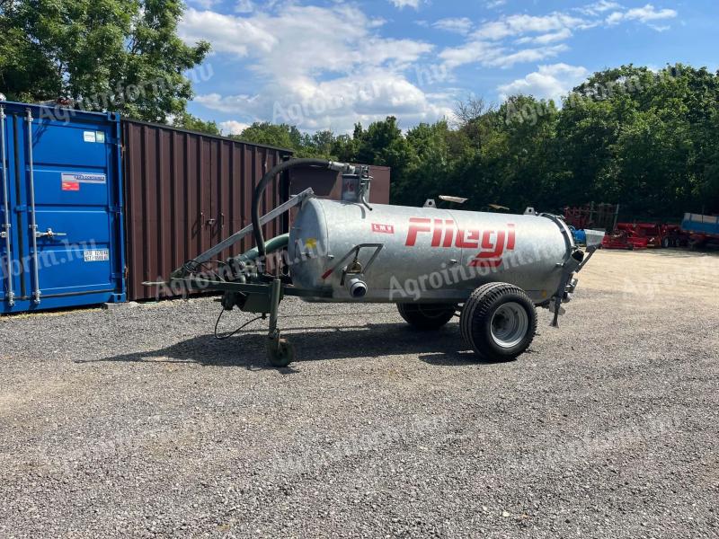 Fliegl 3000 l-es szippantó, vízszállító kocsi