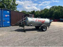 Fliegl 3000 l-es szippantó, vízszállító kocsi