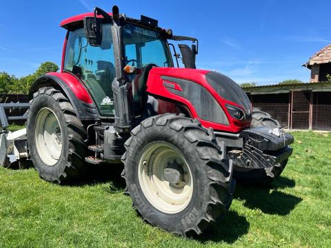 Valtra N124 kevés üzemórás traktor Valtra N124 kevés üzemórás traktor