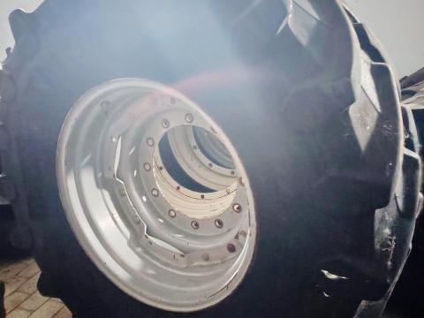 600/70R28 Pirelli szerelt kerék Ferguson felni 600/70R28 Pirelli szerelt kerék Ferguson felni
