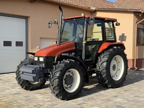 New Holland L85 DT traktor - 4 hengeres 85LE motor - irányváltó - 2000 évjárat - klíma - 5600 üzemóra - 24 sebesség fokozat - 540/1000 TLT fordulat - super mászó fokozat - elöl-hátul Újszerű gumik