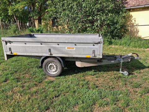 Utánfutó, 1300 kg össztömegű, eladó! Neptun Remorque 3 típusú, ráfutófékes, horganyzott utánfutó eladó! Az önsúlya 245 kg, ezáltal több mint 1000 kg-ot lehet rápakolni. 2020-as gyártású, pillekönnyű.