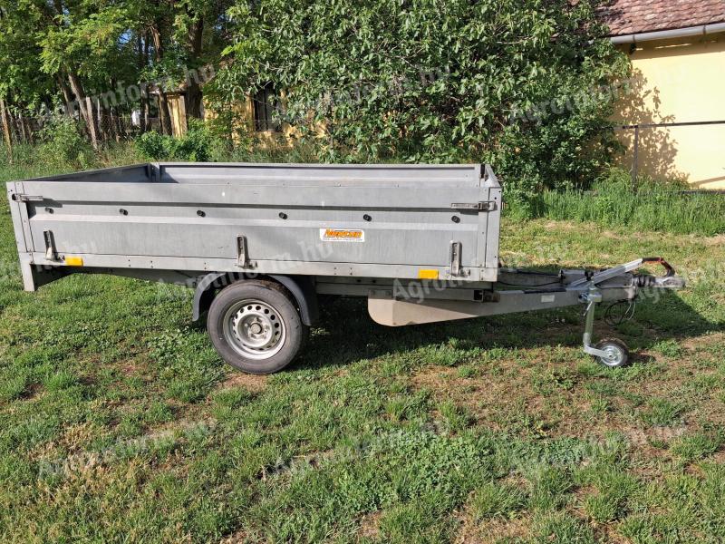 Utánfutó, 1300 kg össztömegű, eladó! Neptun Remorque 3 típusú, ráfutófékes, horganyzott utánfutó eladó! Az önsúlya 245 kg, ezáltal több mint 1000 kg-ot lehet rápakolni. 2020-as gyártású, pillekönnyű.