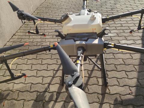 DJI Agras T30 komplett permetező szett - alacsony üzemóra, kiváló akkumulátorokkal, ÁFÁ-s számlával DJI Agras T30 komplett permetező szett - alacsony üzemóra, kiváló akkumulátorokkal, ÁFÁ-s számlával