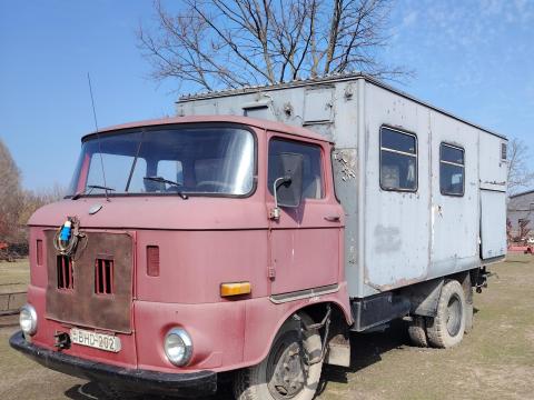 IFA Műhelykocsi kompresszorral, heggesztő dinamóval, satuval, köszörűvel, aggregátorral, satupad és polcrendszerrel IFA Műhelykocsi kompresszorral, heggesztő dinamóval, satuval, köszörűvel, aggregátorral, satupad és polcrendszerrel