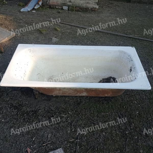 Öntöttvas kádak (3 db) Kiskunfélegyházán ló, szarvasmarha, szamár itatására