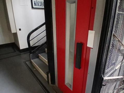 Vas ajtó - korábbi lift ajtók jó áron eladók Vas ajtó - korábbi lift ajtók jó áron eladók
