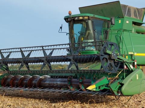 John Deere 625R gabona vágóasztal adapter John Deere 625R gabona vágóasztal adapter