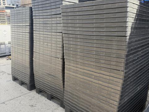 Használt 120×100 cm HDPE műanyag konténer fedő – masszív, ipari Használt 120×100 cm HDPE műanyag konténer fedő – masszív, ipari
