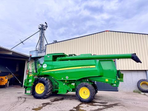 John Deere T670i 2019. 666üó. 11.000L,  kamerás,  első tulajdonostól,  7.6m-es 625X gabonaasztal repcekaszákkal,  UNI-2 szállítókocsi