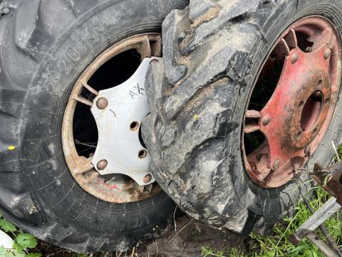 Eladó egy pár MTZ első kerék 11.2xR20 Eladó egy pár MTZ első kerék 11.2xR20