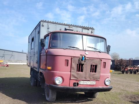IFA Műhelykocsi kompresszorral, heggesztő dinamóval, satuval, köszörűvel, aggregátorral, satupad és polcrendszerrel IFA Műhelykocsi kompresszorral, heggesztő dinamóval, satuval, köszörűvel, aggregátorral, satupad és polcrendszerrel