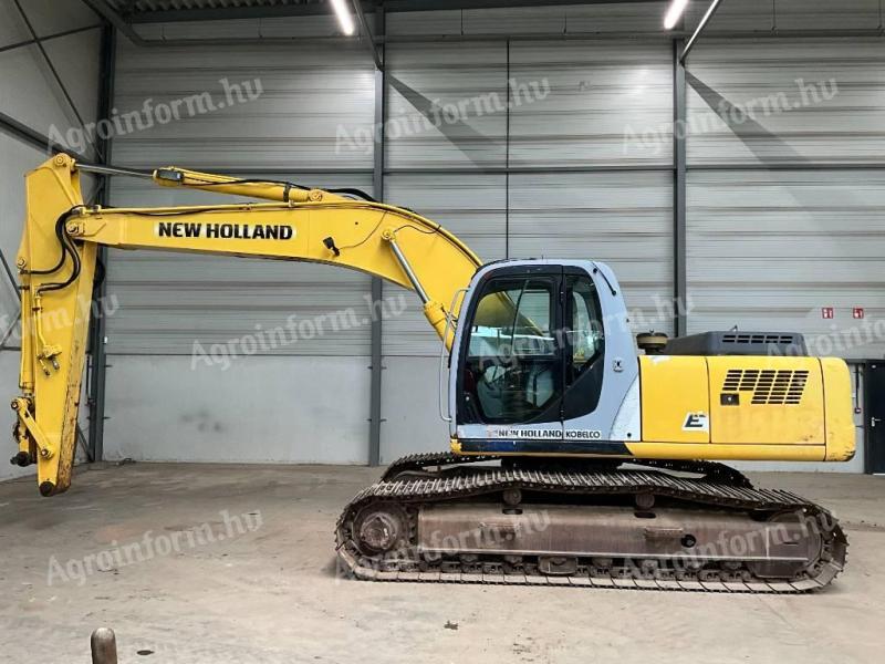 New Holland E 215 / 2006 / 8 111 üzemóra / Lízing 20%-tól