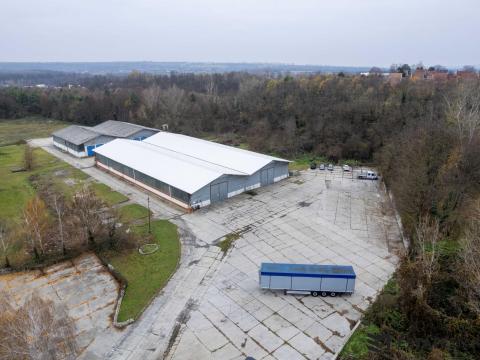 Kiadó mezőgazdasági gépek tárolására alkalmas betonozott terület