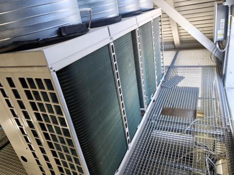 Eladó 2 db Daikin EUWYP24KBZW1 típusú folyadékhűtő