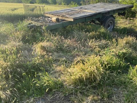 Bálaszállító piros rendszámmal Bálaszállító piros rendszámmal
