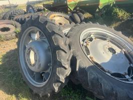 ÁPOLÓKERÉK,  MŰVELŐKERÉK garnitúra FERGUSON,  CLAAS,  FENDT,  JOHN DEERE stb. 300/95R46 és 230/95R36 .... 12.4-46, 9.5-36