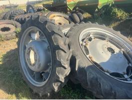 ÁPOLÓKERÉK,  MŰVELŐKERÉK garnitúra FERGUSON,  CLAAS,  FENDT,  JOHN DEERE stb. 300/95R46 és 230/95R36 .... 12.4-46, 9.5-36