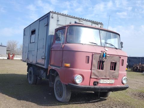 IFA Műhelykocsi kompresszorral, heggesztő dinamóval, satuval, köszörűvel, aggregátorral, satupad és polcrendszerrel IFA Műhelykocsi kompresszorral, heggesztő dinamóval, satuval, köszörűvel, aggregátorral, satupad és polcrendszerrel