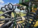 John Deere 840 vontatott permetezőgép 30 m keret, vonórúd-kormányzás, ISOBUS