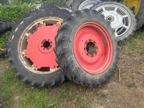 ÁPOLÓKERÉK,  MŰVELŐKERÉK GARNITÚRA,  FENDT,  JOHN DEERE,  NEW HOLLAND,  FERGUSON,  FIAT stb. TRAKTORRA 300/95R46 és 300/95r32,,, 12.4-46 és 12.4-32