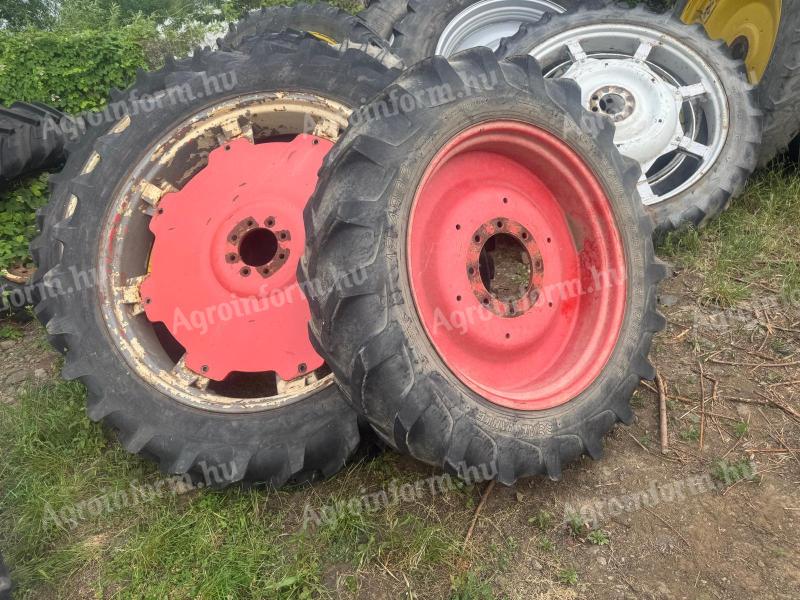 ÁPOLÓKERÉK,  MŰVELŐKERÉK GARNITÚRA,  FENDT,  JOHN DEERE,  NEW HOLLAND,  FERGUSON,  FIAT stb. TRAKTORRA 300/95R46 és 300/95r32,,, 12.4-46 és 12.4-32