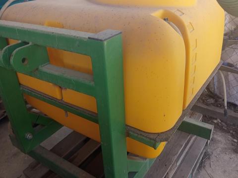 NATURJET fronttartály kijuttató egységgel, 600 literes, eladó