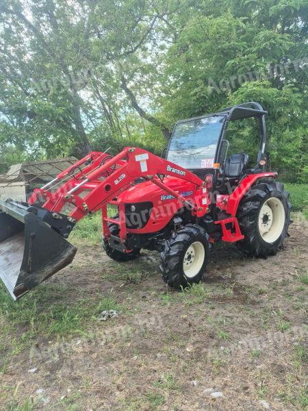 Branson 5820R kistraktor homlokrakodóval, talajmaróval és bálatüskével