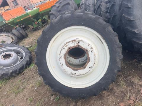 ÁPOLÓKERÉK,  MŰVELŐKERÉK GARNITÚRA NEW HOLLAND,  FIAT stb. TRAKTORRA 300/95R46 és 270/95r32,,, 12.4-46 és 11.2-32