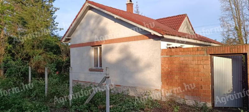 Ópusztaszeren 9,6 hektár terület tanyákkal eladó. Kizárólag egyben vásárolható meg a terület