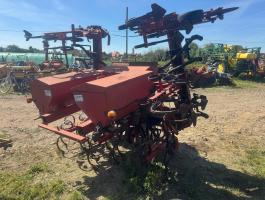 KONGSKILDE VIBRO CORN,  6 SOROS RUGÓSKAPÁS SORKÖZMŰVELŐ KULTIVÁTOR MŰTRÁGYAADAGOLÓVAL