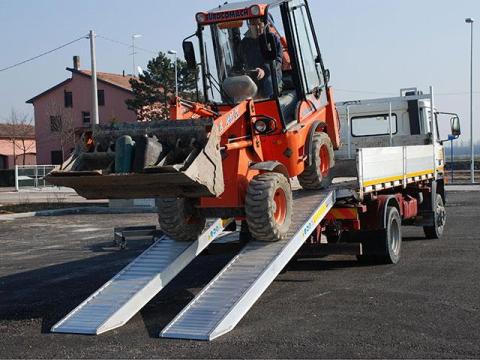 Alumínium rámpa, alumínium feljáró - 3,5 méter hosszú - 3600 kg min. teherbírás Alumínium rámpa, alumínium feljáró - 3,5 méter hosszú - 3600 kg min. teherbírás