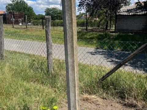 Beton oszlopok kerítésnek, szőlőoszlopnak – huzalvezetővel, egyben eladók