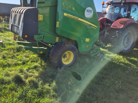 John Deere V451M