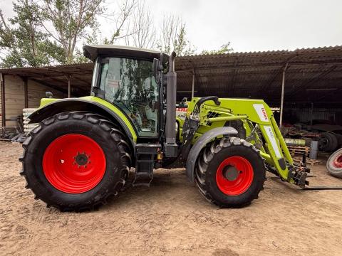 Claas Arion 650 homlokrakodóval