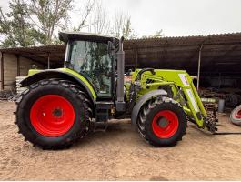 Claas Arion 650 homlokrakodóval