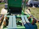JOHN DEERE 578 BÁLÁZÓ,  BÁLACSOMAGOLÓVAL EGYBEN