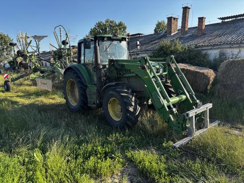 John Deere 6115M traktor homlokrakodóval John Deere 6115M traktor homlokrakodóval
