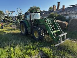 John Deere 6115M traktor homlokrakodóval