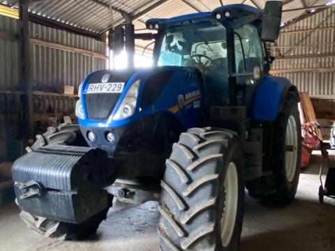 Eladó New Holland T7.215S típusú, négykerékhajtású mezőgazdasági traktor. Eladó New Holland T7.215S típusú, négykerékhajtású mezőgazdasági traktor.