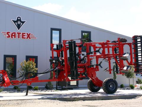 Satex Maxi Grubber 3800 félig függesztett szántóföldi kultivátor + Topper aprítókéses henger