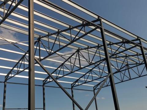 Eladó új acélcsarnok szerkezet 15x30x5 m Eladó új acélcsarnok szerkezet 15x30x5 m