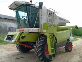 Claas Medion 310 (1742/2340 üzemóra) 5 ládás C 450 vágóasztal, szállítókocsi