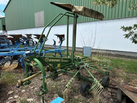 Krone Swadro 46 (2011) 4,6 m-es rendképző. 13 kar / 4 duplafog, zárt zsíros DuraMax vezérlőpálya, tandem futómű, Jet-Effekt. Zajmentes hajtómű, tiszta takarmány Krone Swadro 46 (2011) 4,6 m-es rendképző. 13 kar / 4 duplafog, zárt zsíros DuraMax vezérlőpálya, tandem futómű, Jet-Effekt. Zajmentes hajtómű, tiszta takarmány