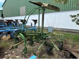 Krone Swadro 46 (2011) 4,6 m-es rendképző. 13 kar / 4 duplafog, zárt zsíros DuraMax vezérlőpálya, tandem futómű, Jet-Effekt. Zajmentes hajtómű, tiszta takarmány