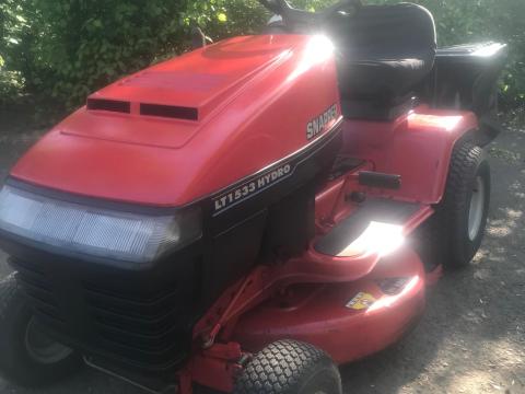 Fűnyíró traktor gyári szép állapotban