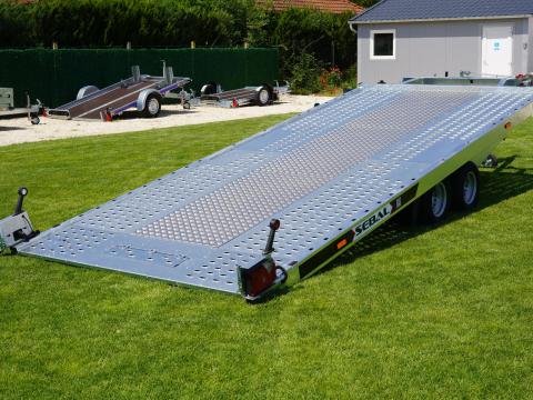 Utolsó darab! Új,  akciós,  prémium,  3000kg-os autószállító utánfutó rendszámmal - bruttó 2.499.000 Ft - akár országos kiszállítással