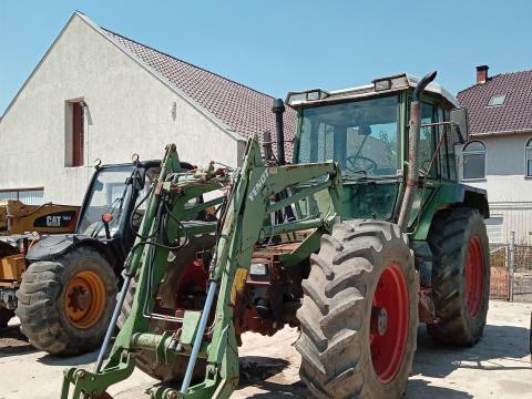 Fendt F395GT homlokrakodóval szerelve,  front hidraulikával és TLT-vel