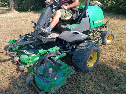 John Deere 3245c professzionális fűnyíró, 4WD, 220 cm John Deere 3245c professzionális fűnyíró, 4WD, 220 cm