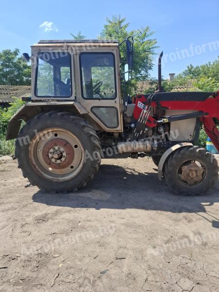MTZ 82 a homlokrakodóval + ár